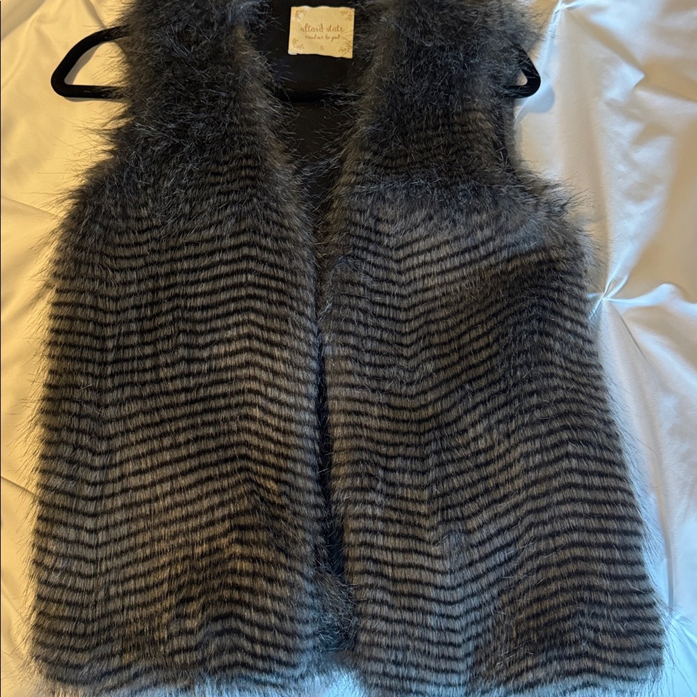 Altar’d State Faux Fur Vest- Size small NWT - Picture 4 of 4